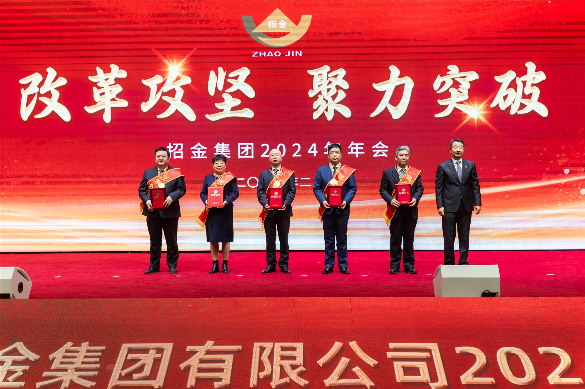 1706939371748082253.jpg 孙传武颁发优秀企业家奖.jpg