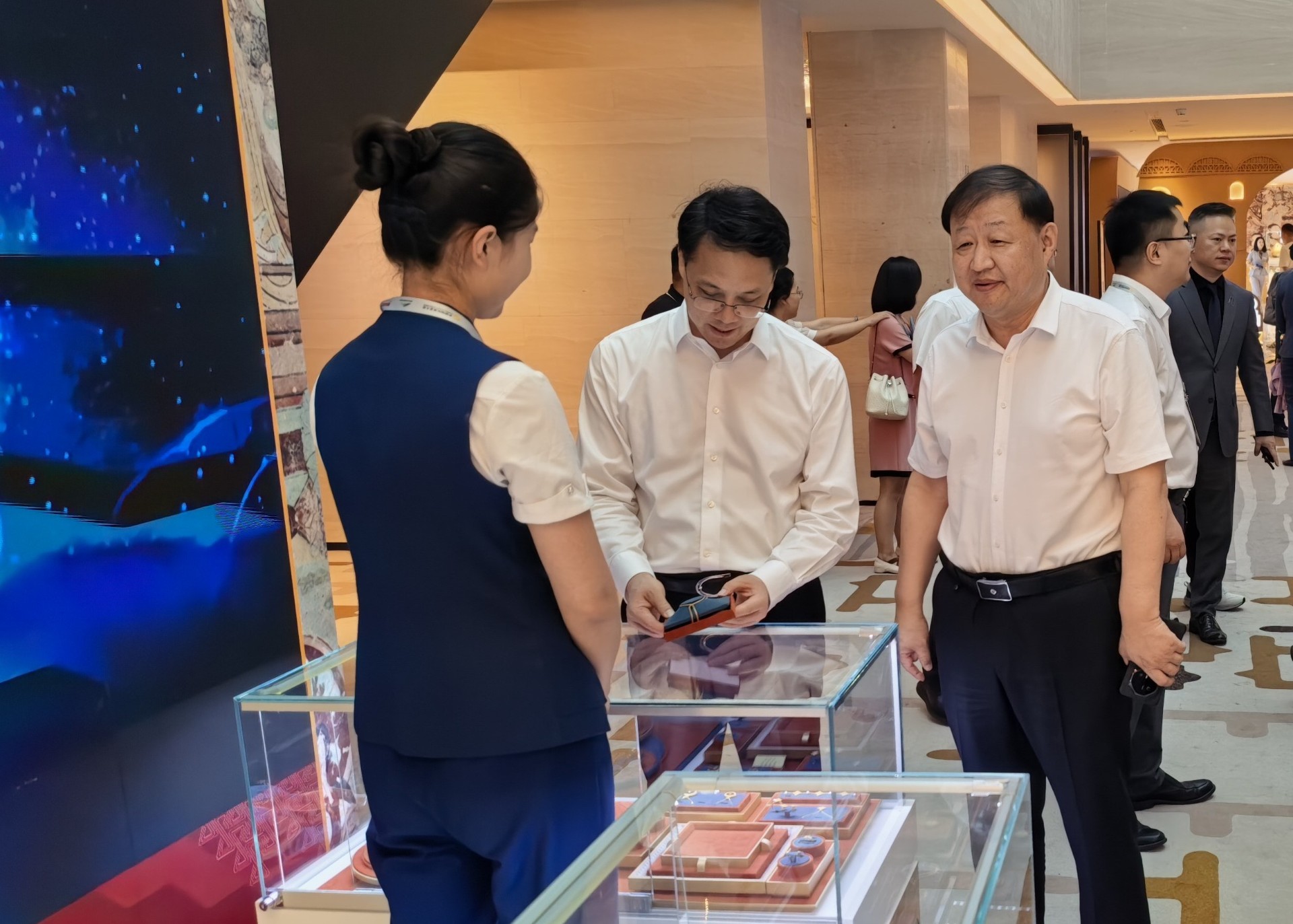 王乐译陪同领导.jpg
